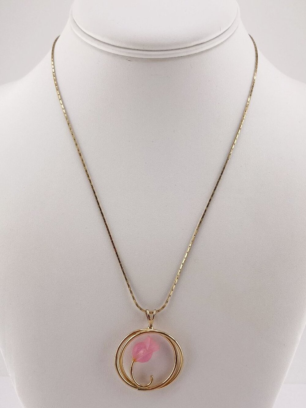 VINTAGE Gold tone metal and pink plastic flower circle pendant necklace jewelry